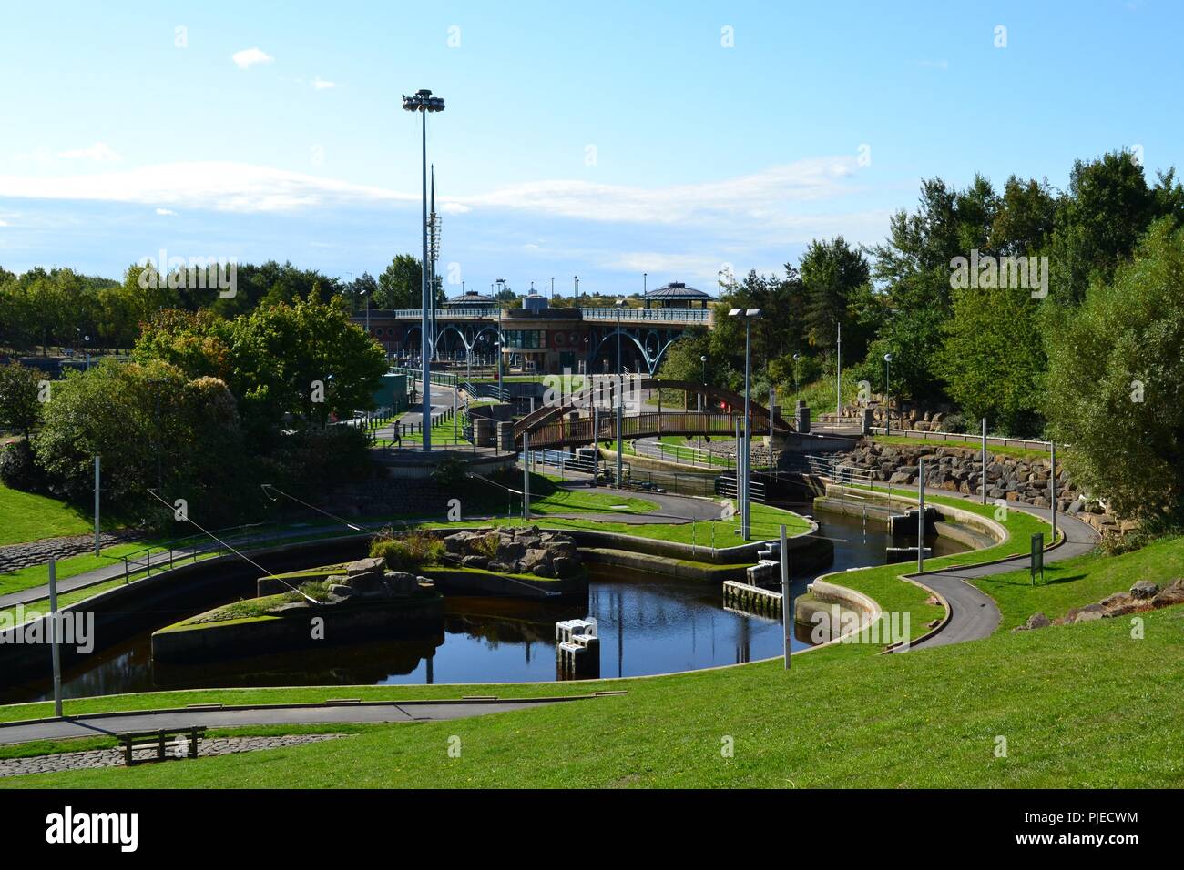 Atemberaubende, natürlich beleuchteten Bild des Tees Barrage International White Water Kurs am Ufer des berühmten Flusses abzweigt. Stockfoto