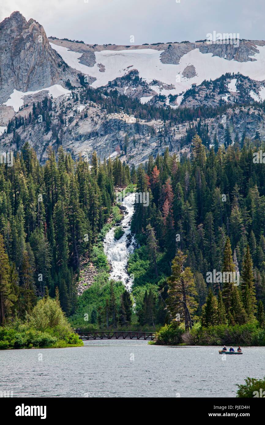 Twin Falls und Oberen Twin Lake, Mammoth Mountain Seen, Inyo National Forest, Kalifornien, Kalifornien Stockfoto