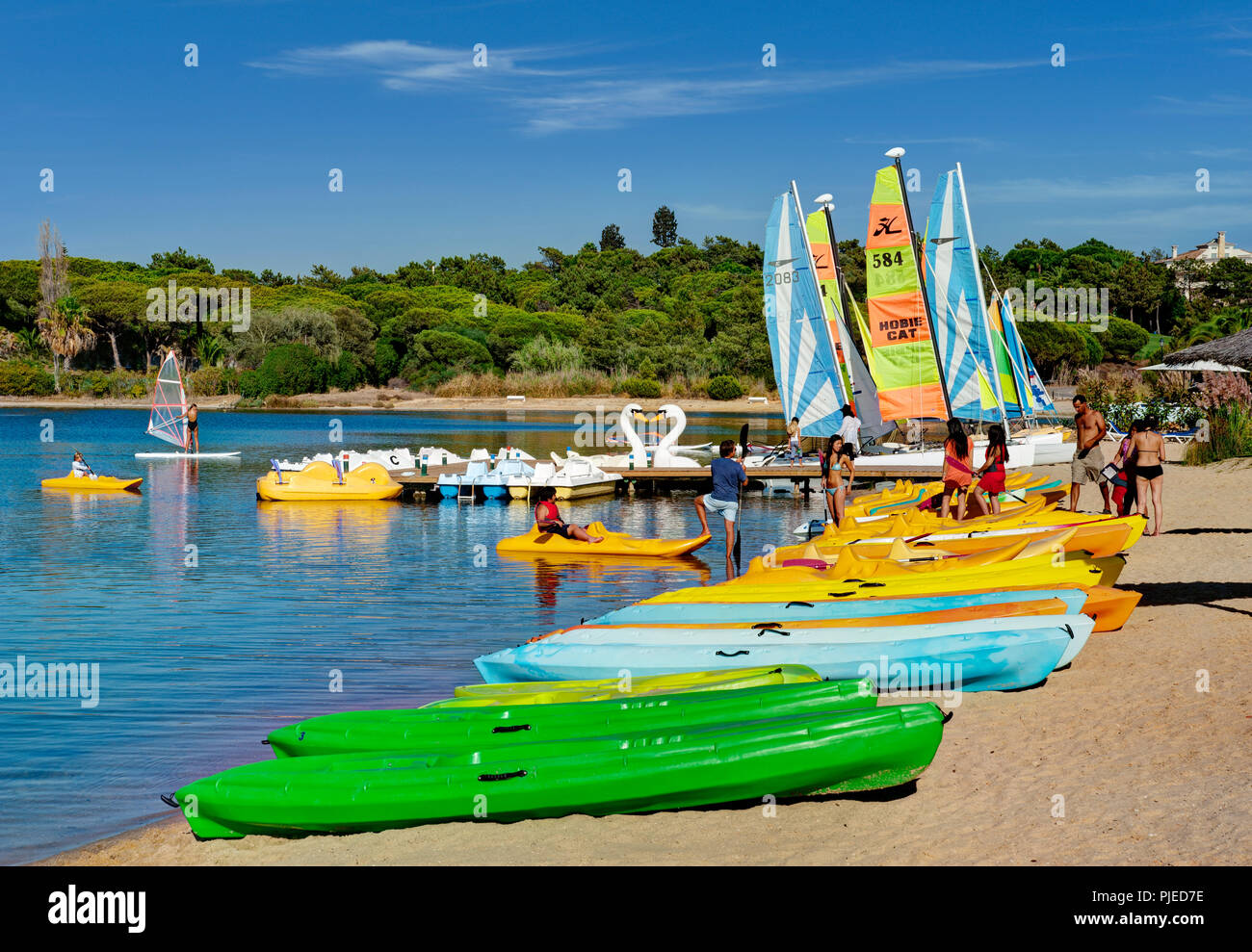 Portugal, Algarve, Wassersport auf dem Quinta do Lago See Stockfoto