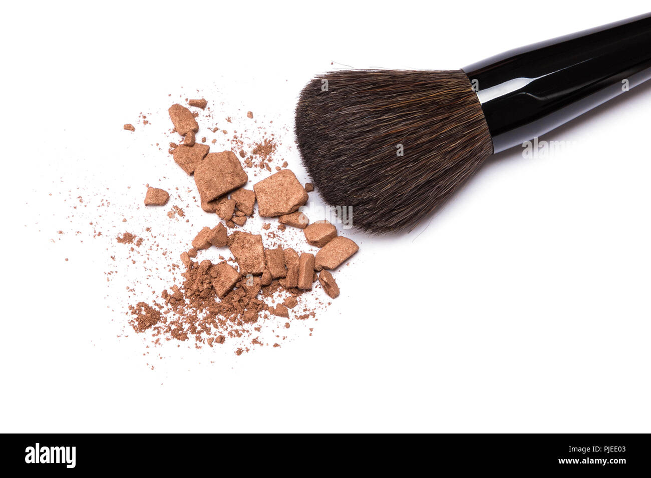 Nahaufnahme der zerquetschten Bronzing Powder mit Make-up-Pinsel auf weißem Hintergrund. Bronzer zu einem Gebräunten Look oder Konturierung auf dem Gesicht Licht Stockfoto