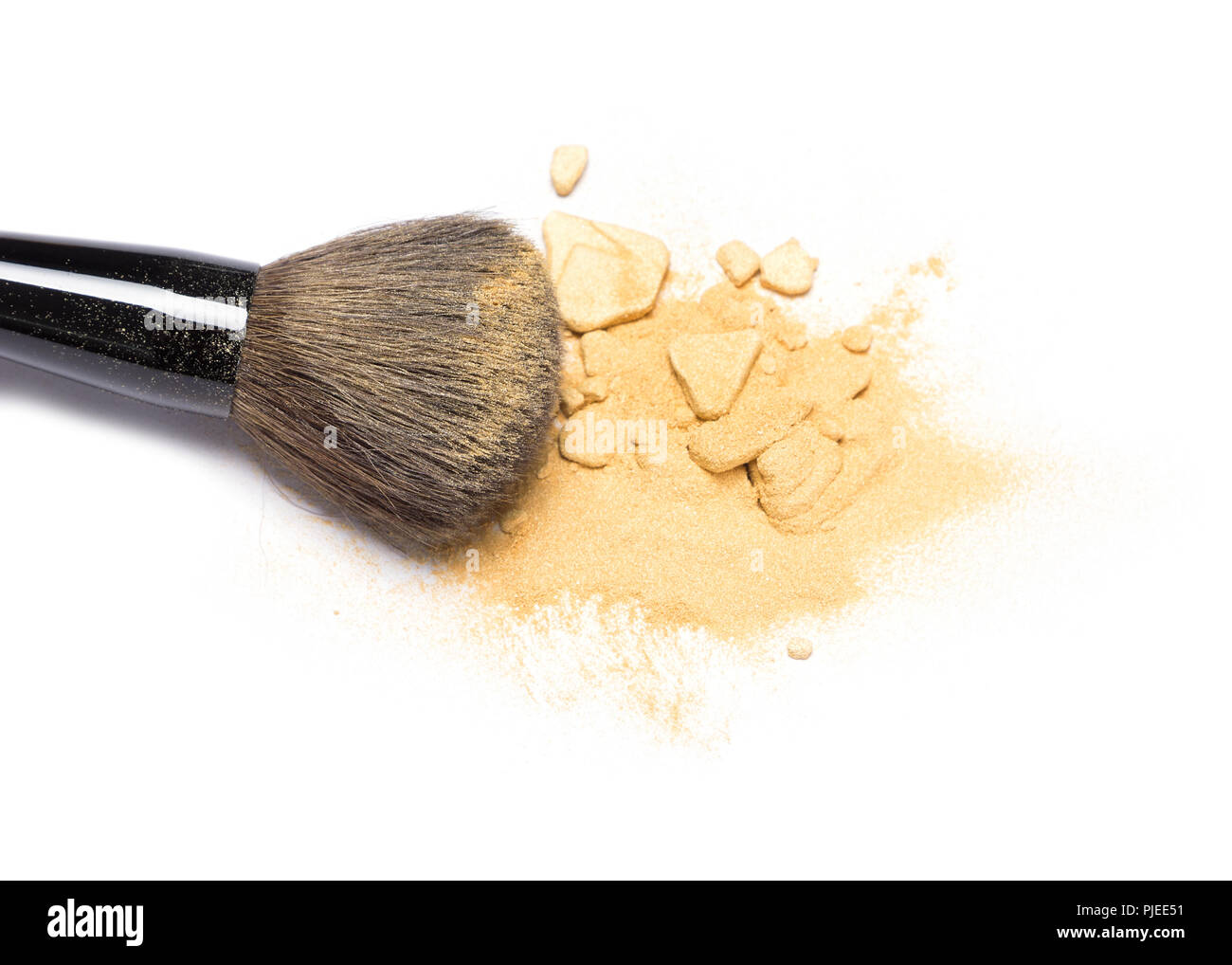 Close-up Make-up-Pinsel mit crushed Mineral shimmer Powder goldene Farbe auf weißem Hintergrund Stockfoto