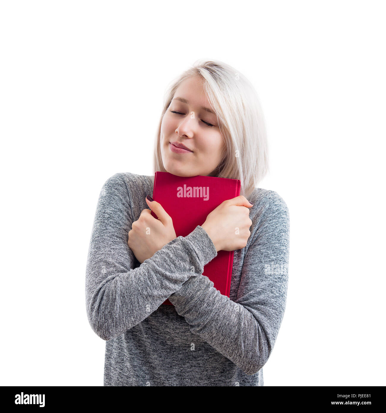 Hübsche Studentin Frau mit einem roten Buch Brust mit geschlossenen Augen zu. Eine herzliche Umarmung, um Wissen über weißem Hintergrund. Stockfoto