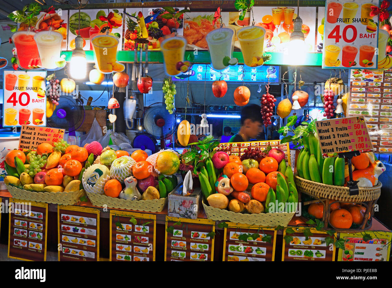 Mitgliedstaat für die Erzeugung von fruchtigen Smoothies, der Nachtmarkt in Patong Beach, Phuket, Thailand, Stand zur Herstellung von fruchtigen Smoothies, Nachtmark Stockfoto