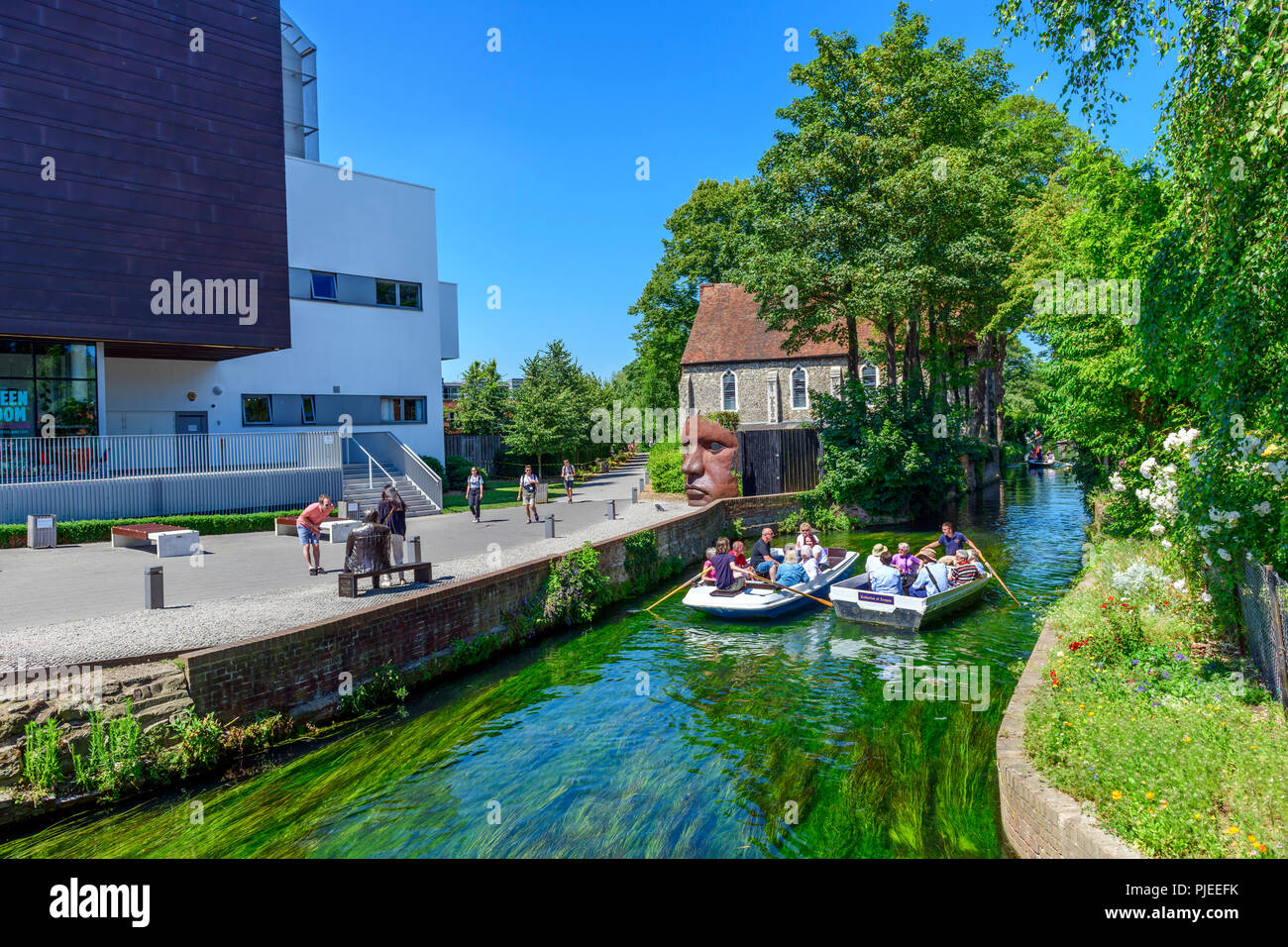 Bootfahren auf dem Great Stour neben den Marlowe Theatre Canterbury Stockfoto