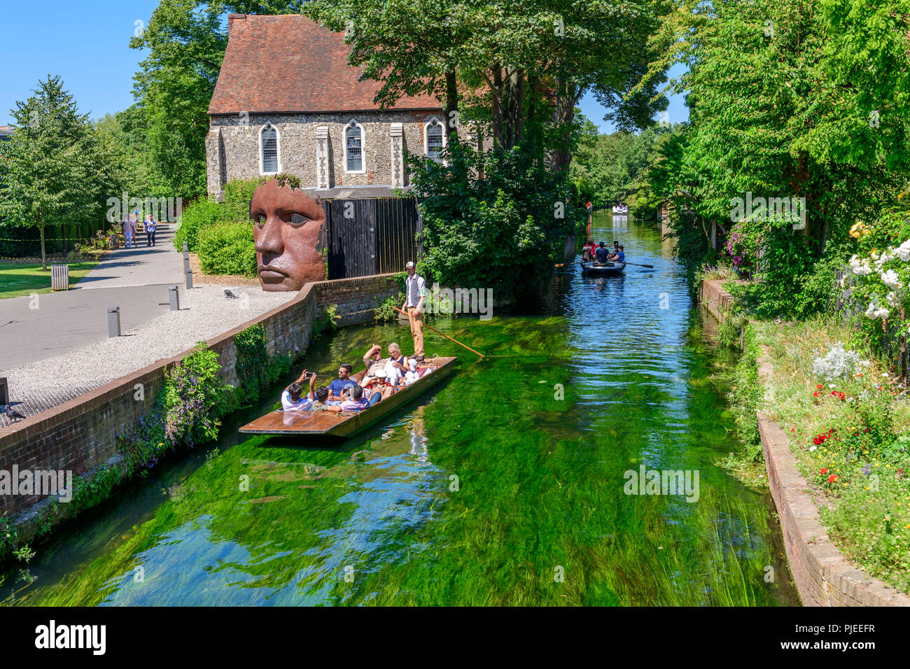 Bootfahren auf dem Great Stour neben den Marlowe Theatre Canterbury Stockfoto