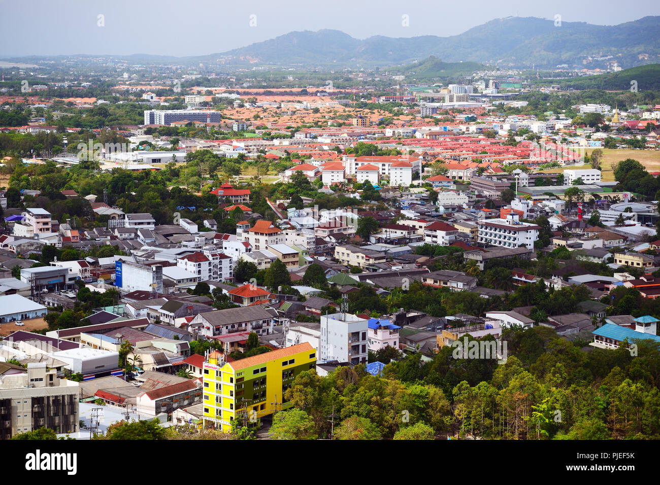 Über Phuket Town, durch den Khao Rang Hill, Phuket, Thailand gesehen, Blick über die Stadt Phuket, gesehen vom Khao Rang Hill suchen Stockfoto