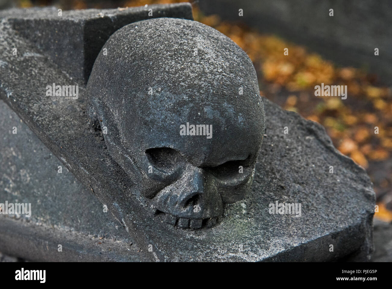 Geschnitzte Schädel auf einem Grabstein aus dem 18. Jahrhundert in der Altstadt von Calton Grabstätte, Edinburgh, Schottland, Großbritannien. Stockfoto