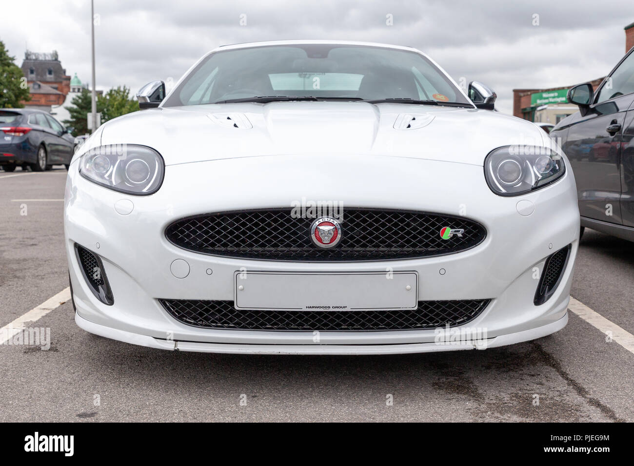 Weißer Jaguar XK 'R' in einem Supermarkt Parkplatz Stockfoto