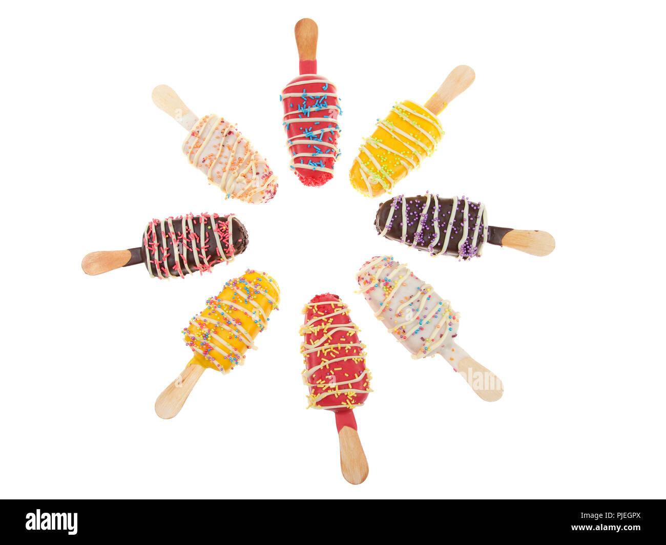 Mehrere farbige Candy abgestreift popsicle Kuchen mit Streuseln oben auf weißem Hintergrund. Spaß Party Food für Kinder Stockfoto