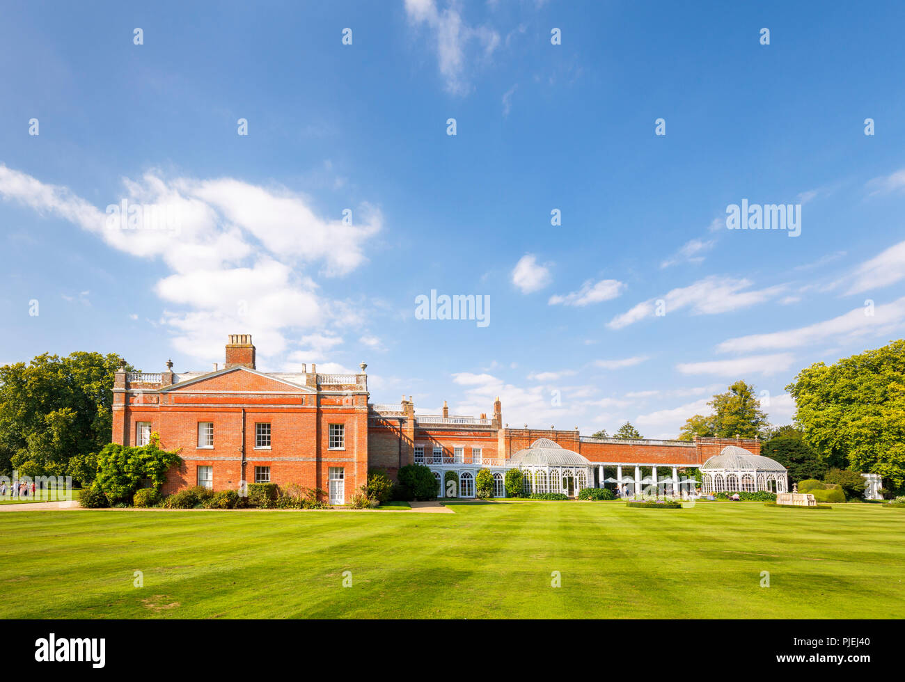 Avington Park, eine Palladianische Villa Country House im Avington in der Nähe von Winchester, Hampshire, mit seinen zwei imposanten Gusseisen und Glas Wintergärten Stockfoto