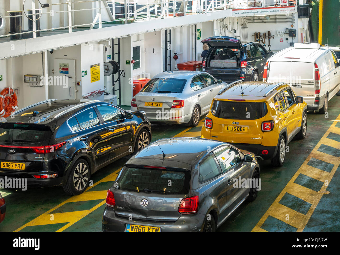 Fahrzeuge (Pkw und Transporter) auf dem Autodeck von Caledonian MacBrayne (CalMac) MV Loch Shira Antrieb - durch (ro-ro) Fähre. Stockfoto