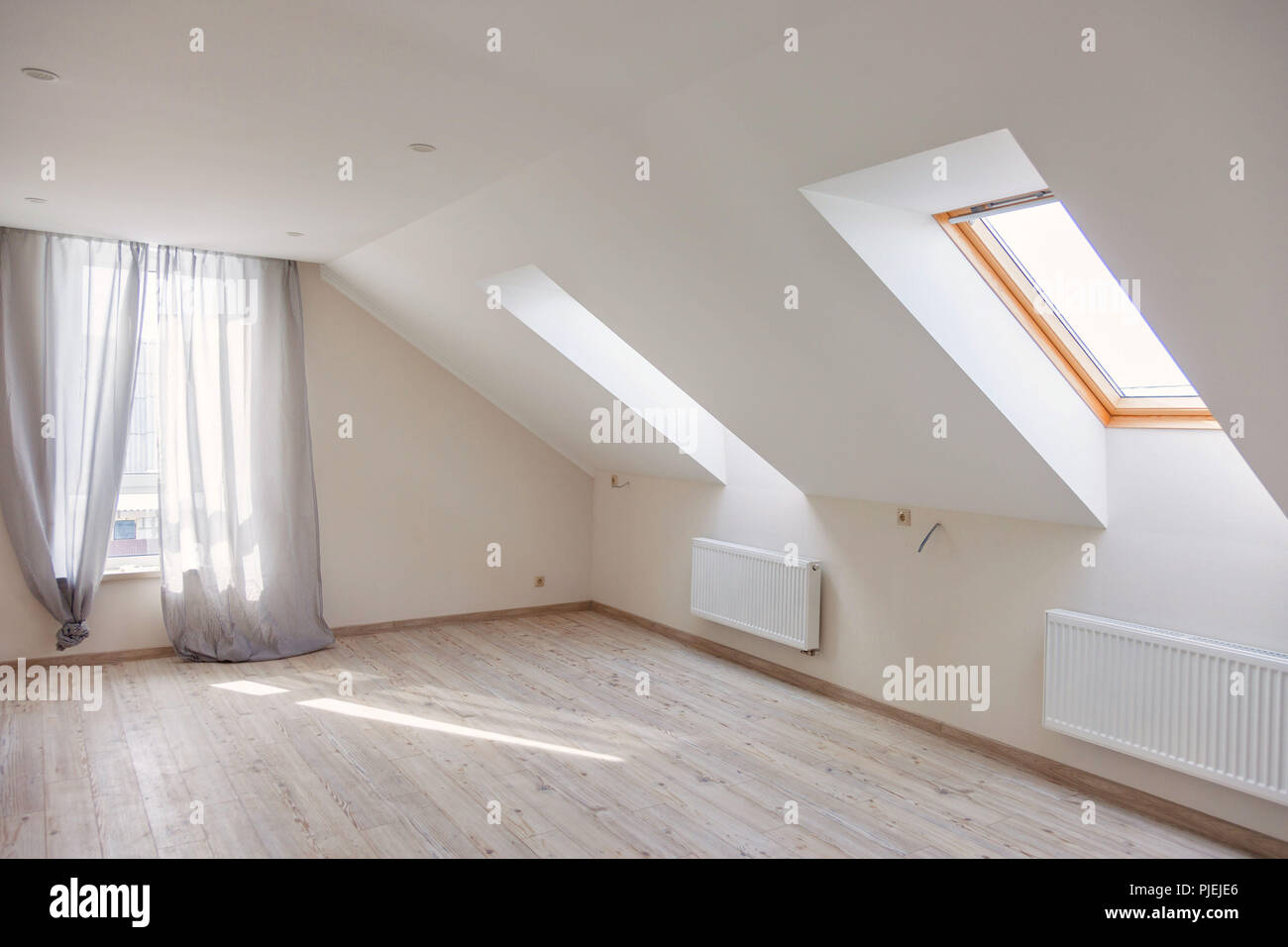 Ein Fenster im Dachgeschoss. Sonnigen morgen. Licht im Fenster  Stockfotografie - Alamy