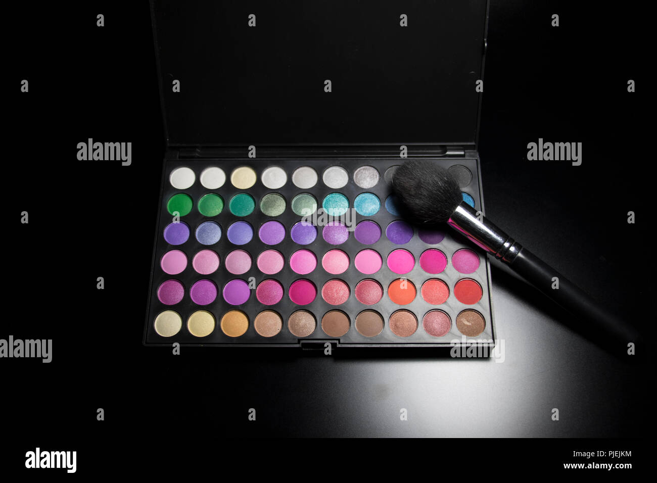 Make-up Palette und Pinsel auf schwarzem Hintergrund isoliert. Beauty und Make-up-Industrie tools. Blush Pinsel und Eye Shadow Color Palette. Stockfoto