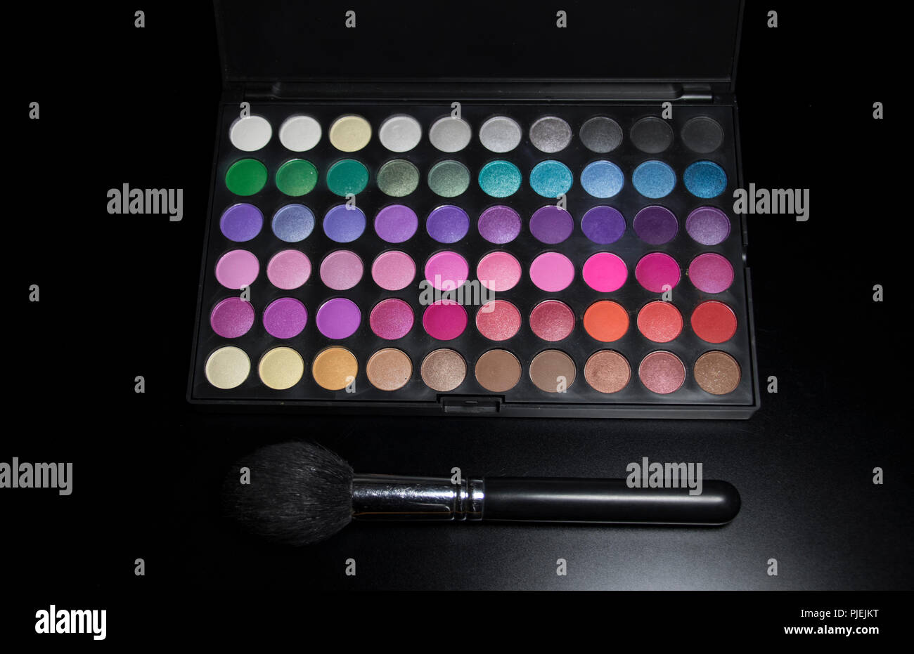 Make-up Artist tool kit in der Schönheit der Frau und Mode Branche arbeitet. Eye Shadow Make-up Palette und Blush Pinsel. Stockfoto