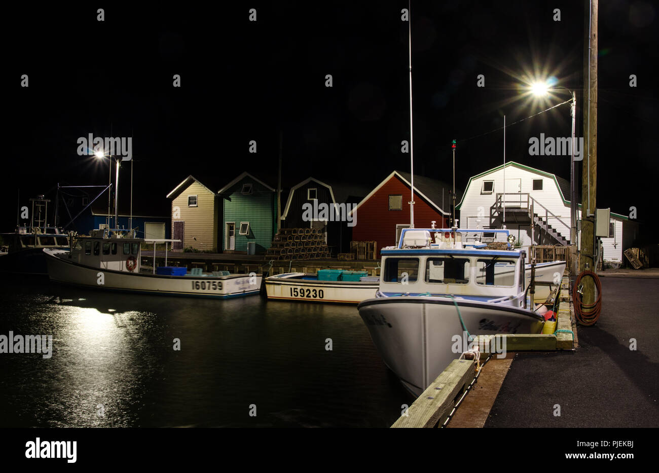 French River Harbour, Gebäude, Ausrüstung und Boote in der Nacht fotografiert. Stockfoto