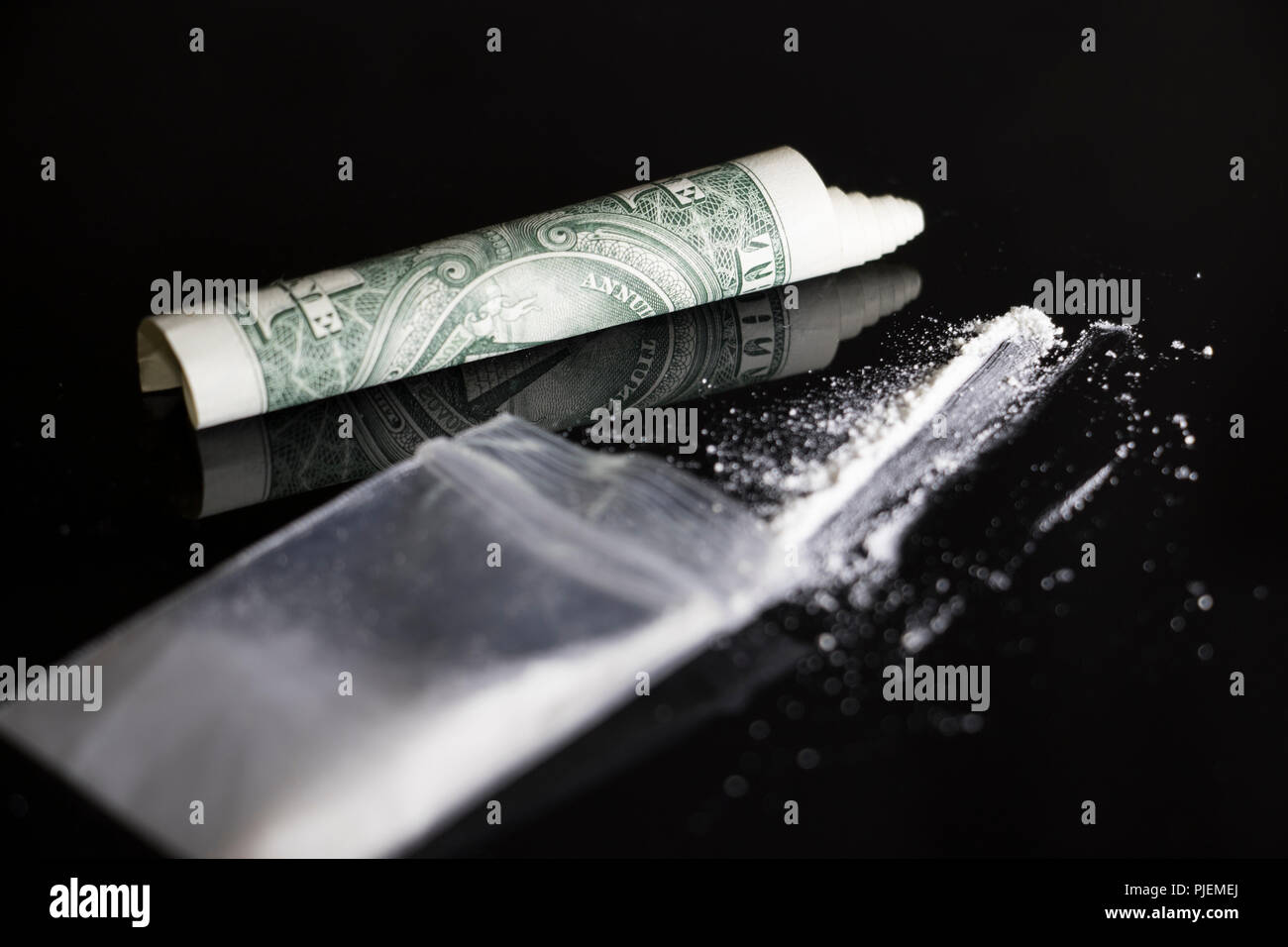 Kokain Tasche und Papier dollar Bill. Illegale Drogen. Stockfoto