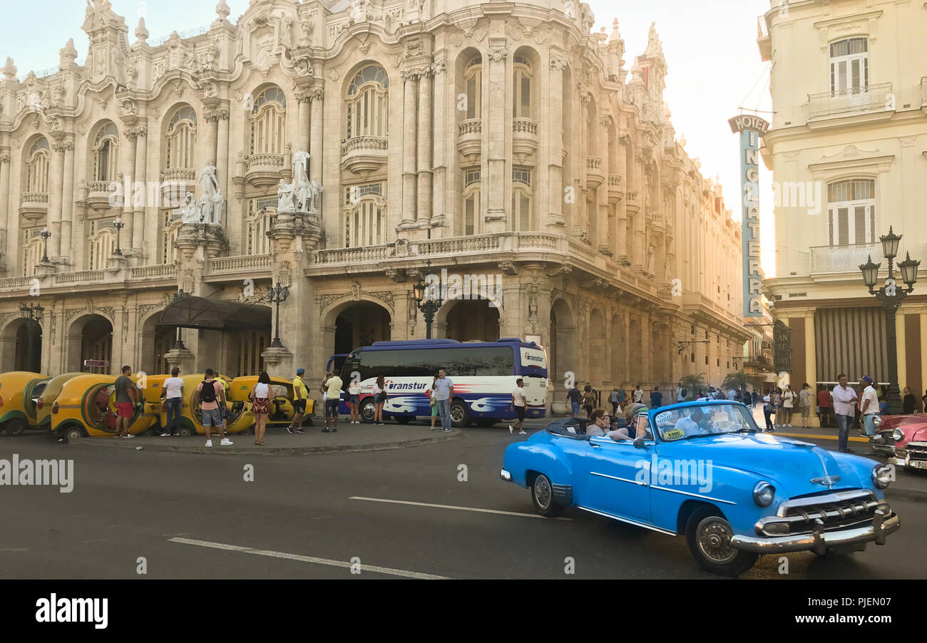 Blick auf Havanna Straßen in der Nähe der Capitolium (El Capitolio), Havanna, Kuba, retro Auto mit Touristen, die von Stockfoto