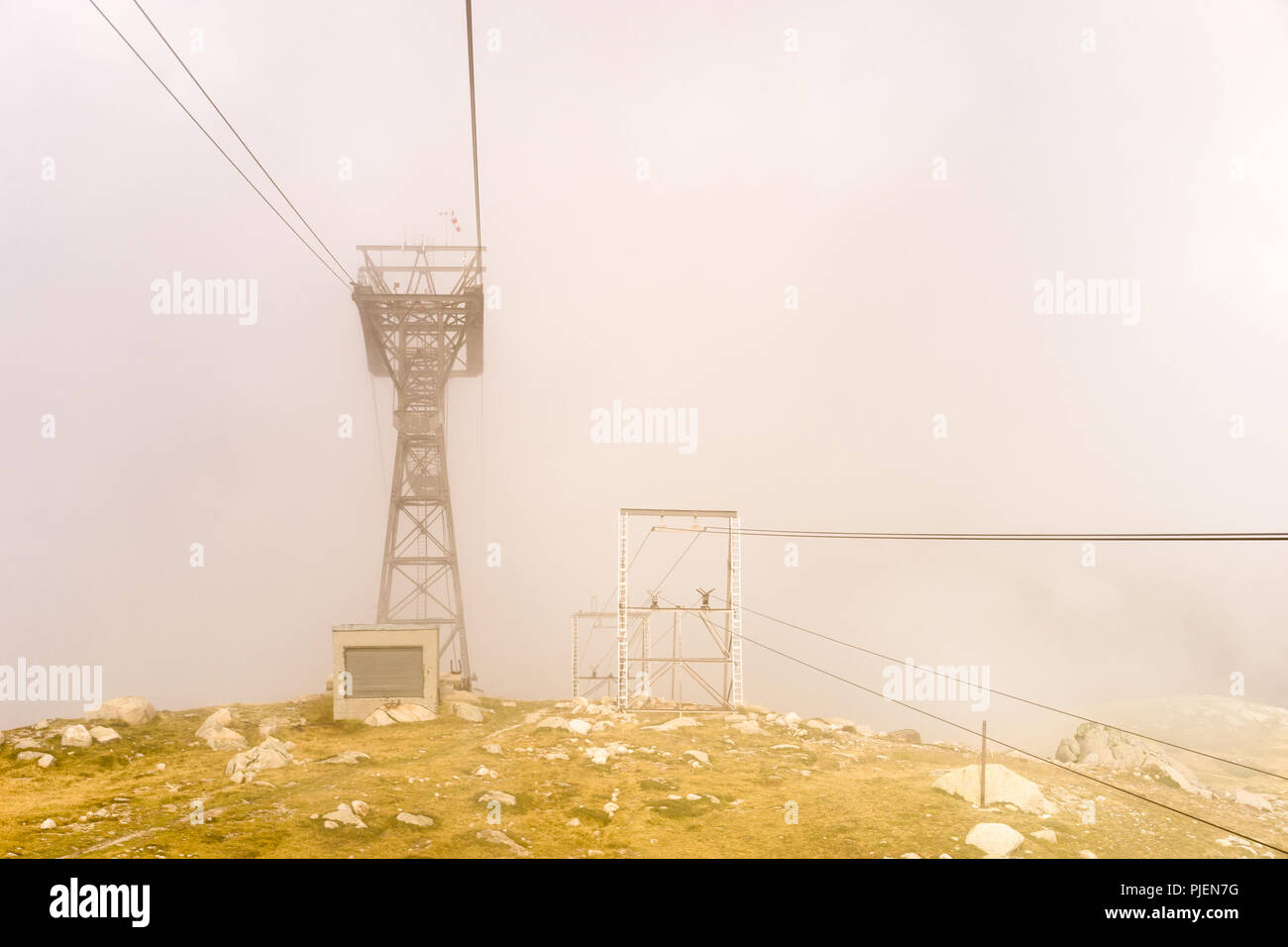 Um Seilbahn zum Aussichtspunkt am Gipfel des Mont Blanc Berg Szene, höchster Gipfel Europas, in Chamoix Mont-Blanc Stadt mit viel Nebel. Stockfoto
