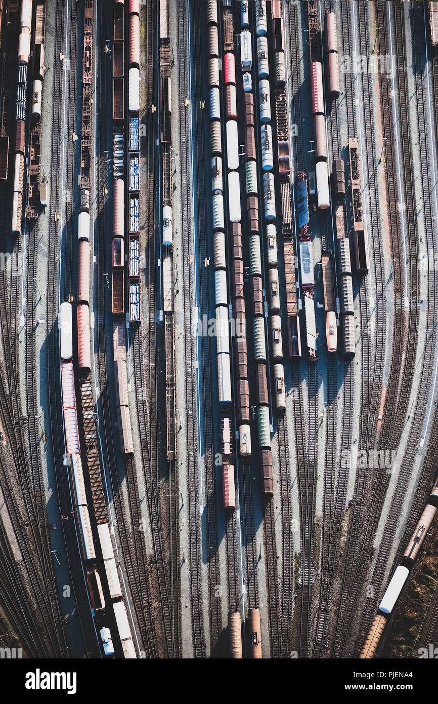 Ein Rangierbahnhof mit vielen Tracks von oben gesehen. Stockfoto