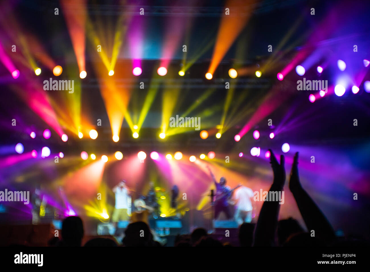 Abstraktion mit verschwommenen Musiker auf der Bühne voll von bunten Bühne leuchtet während des Konzerts Stockfoto