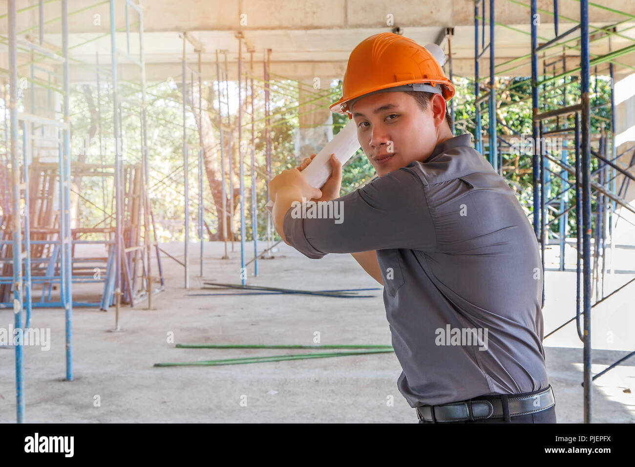 Der Architekt entspannt als Baseballspieler. Ingenieur mit Blueprint in Gebäude Baustelle Stockfoto