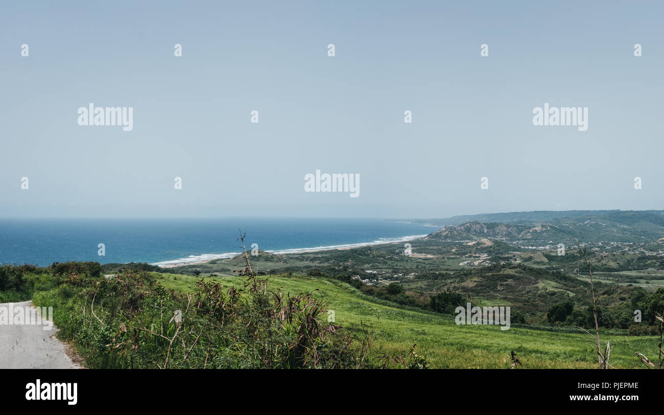 Panoramablick auf das Meer und den Strand von oben von Cherry Tree Hill, Barbados. 850 Meter über dem Meeresspiegel gelegen, Cherry Tree Hill bietet eine ausgezeichnete v Stockfoto