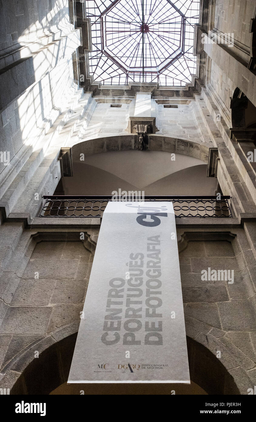 Innere Treppenhaus des Centro Portugues de Fotografia, Porto, Portugal. Stockfoto