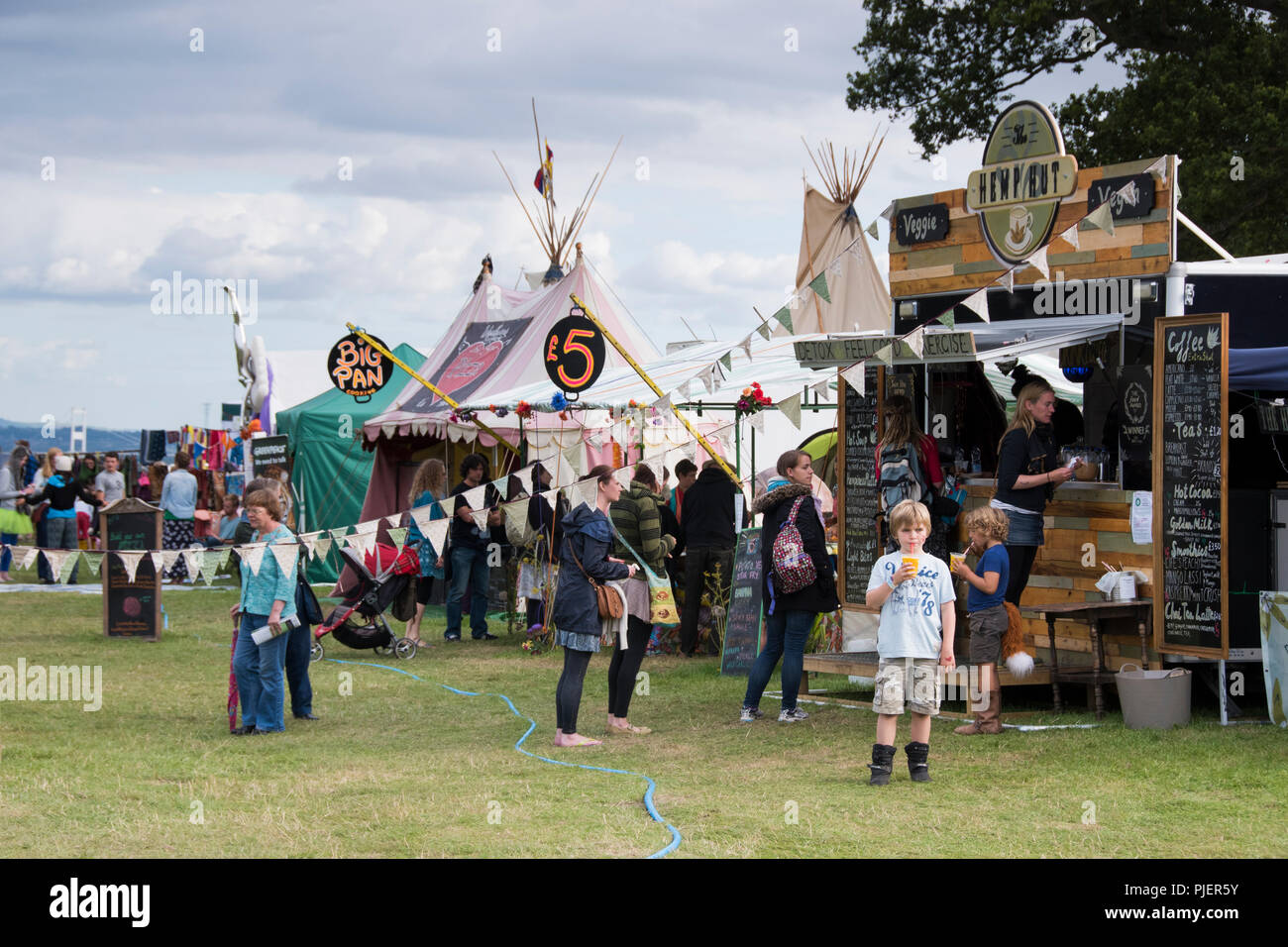 Newport, Wales - 23 Aug 16: vegetarisch, vegan, Detox und gesundes Essen und Trinken Optionen werden am Hanf Hütte in den Händler Bereich serviert am 16. August 2015 Stockfoto