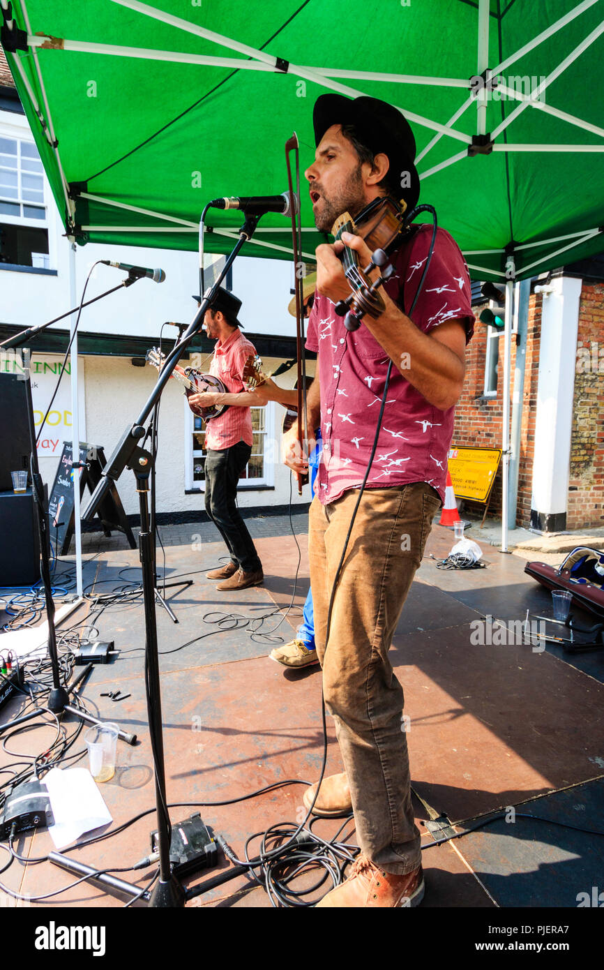 Die Orange Circus Band, Keltische/bluegrass Folk Musik auf der kleinen Bühne im Sandwich Folk und Ale-Festival. Fiddle Player im Vordergrund. Stockfoto