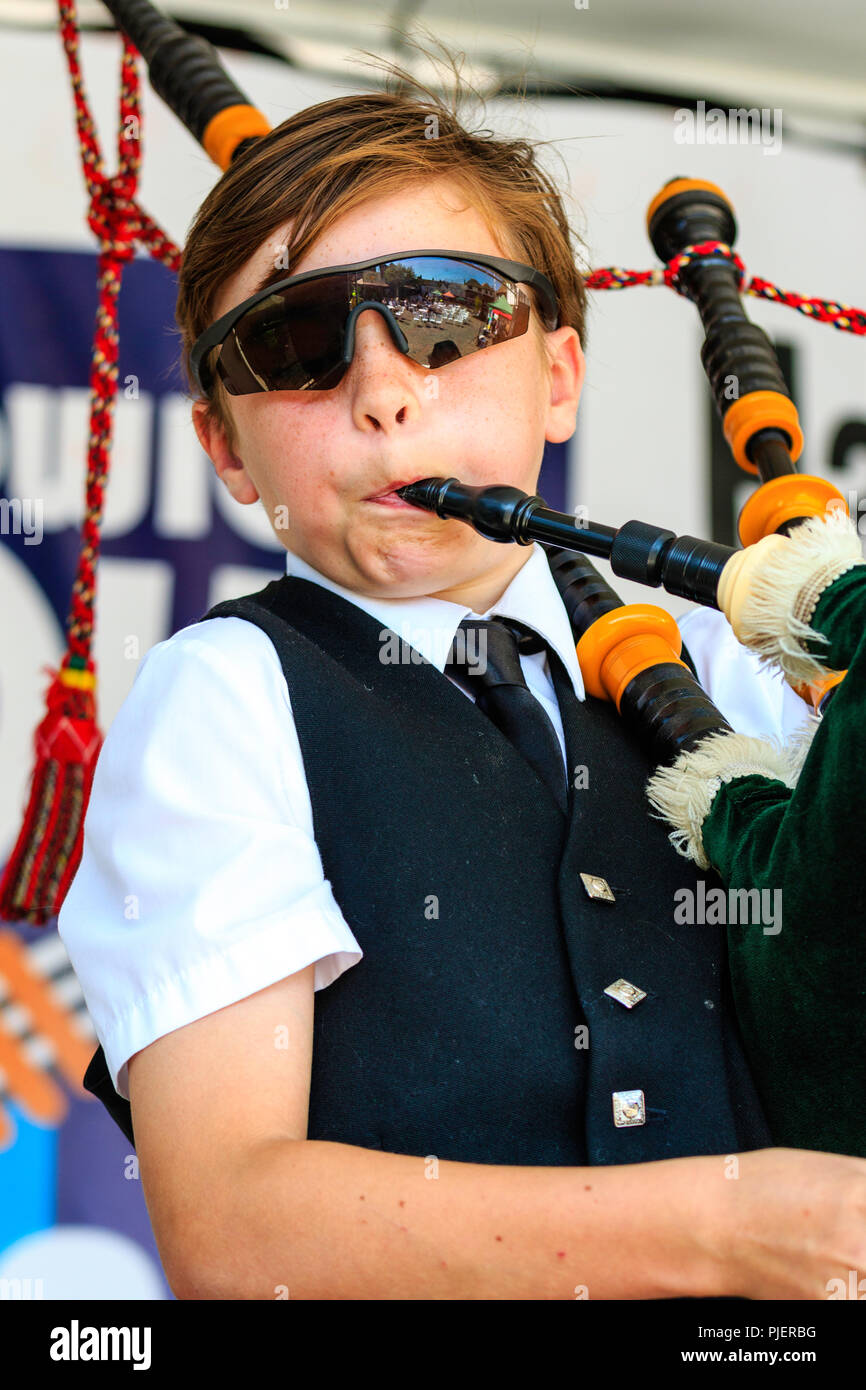 Kaukasier Kind, Junge, 11 Jahre alt, Ferdinand. Auf den Dudelsack in der Sandwich Folk und Ale-Festival. Stockfoto