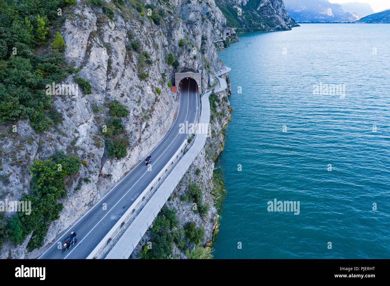 Antenne drone Ansicht von Straßen und Tunneln über den Gardasee in