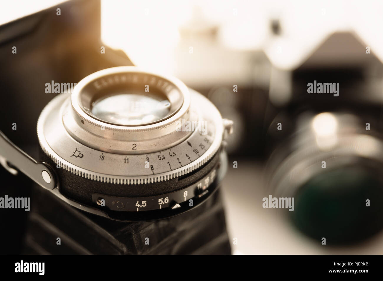 Retro Kameras auf graue Tabelle Hintergrund. Sun Light close up vintage Zusammensetzung Stockfoto