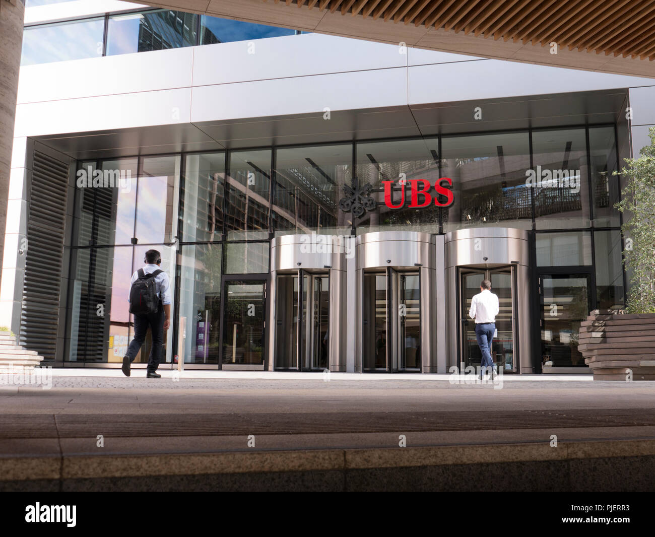 UBS, Broadgate, London. UBS AG ist eine Schweizer multinationalen Investitionen Bank- und Finanzdienstleistungen Unternehmens Stockfoto