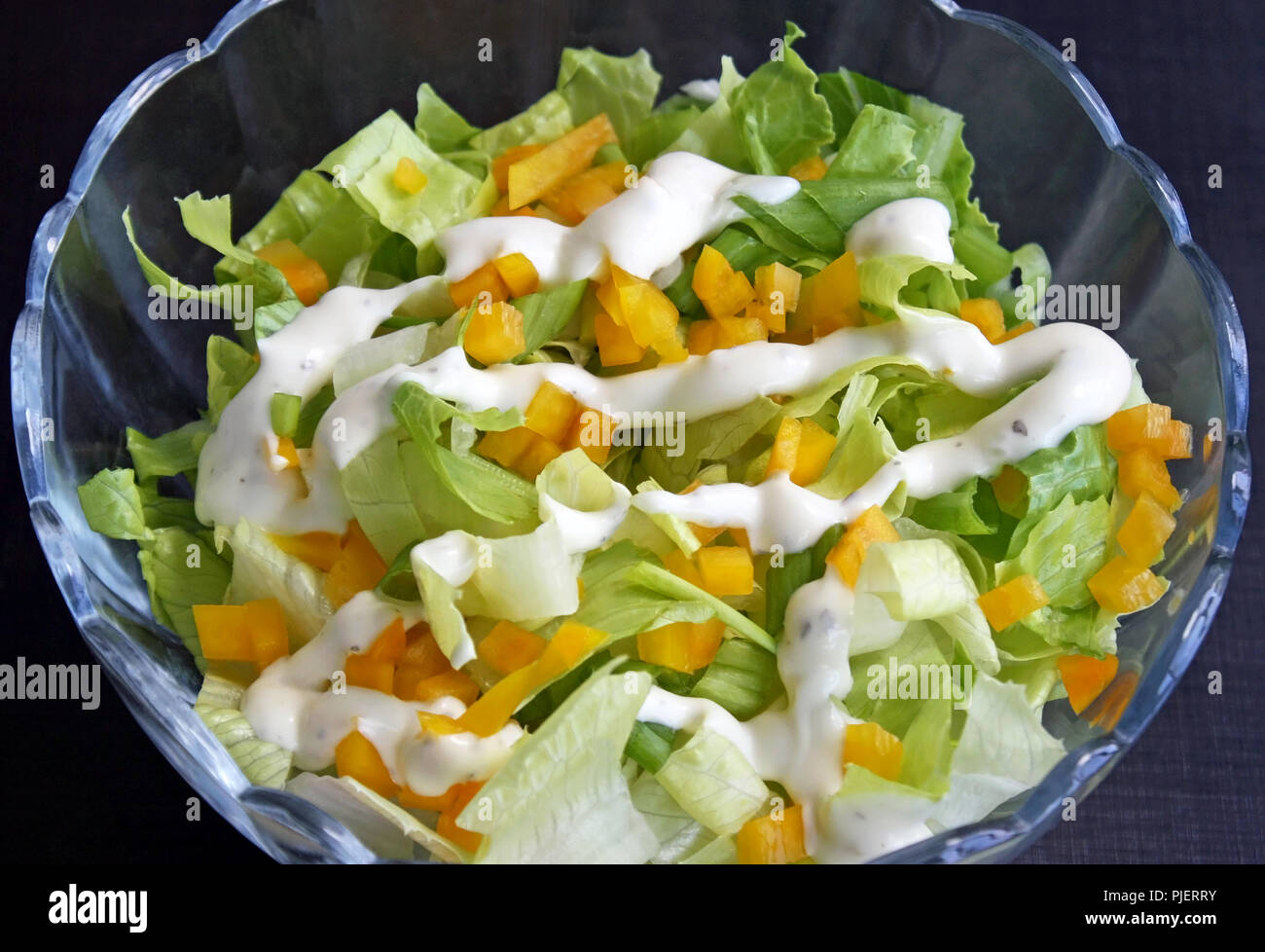 Frischen Gartensalat mit gelbe Paprika und Frühlingszwiebeln und cremig Ranch Dressing Stockfoto