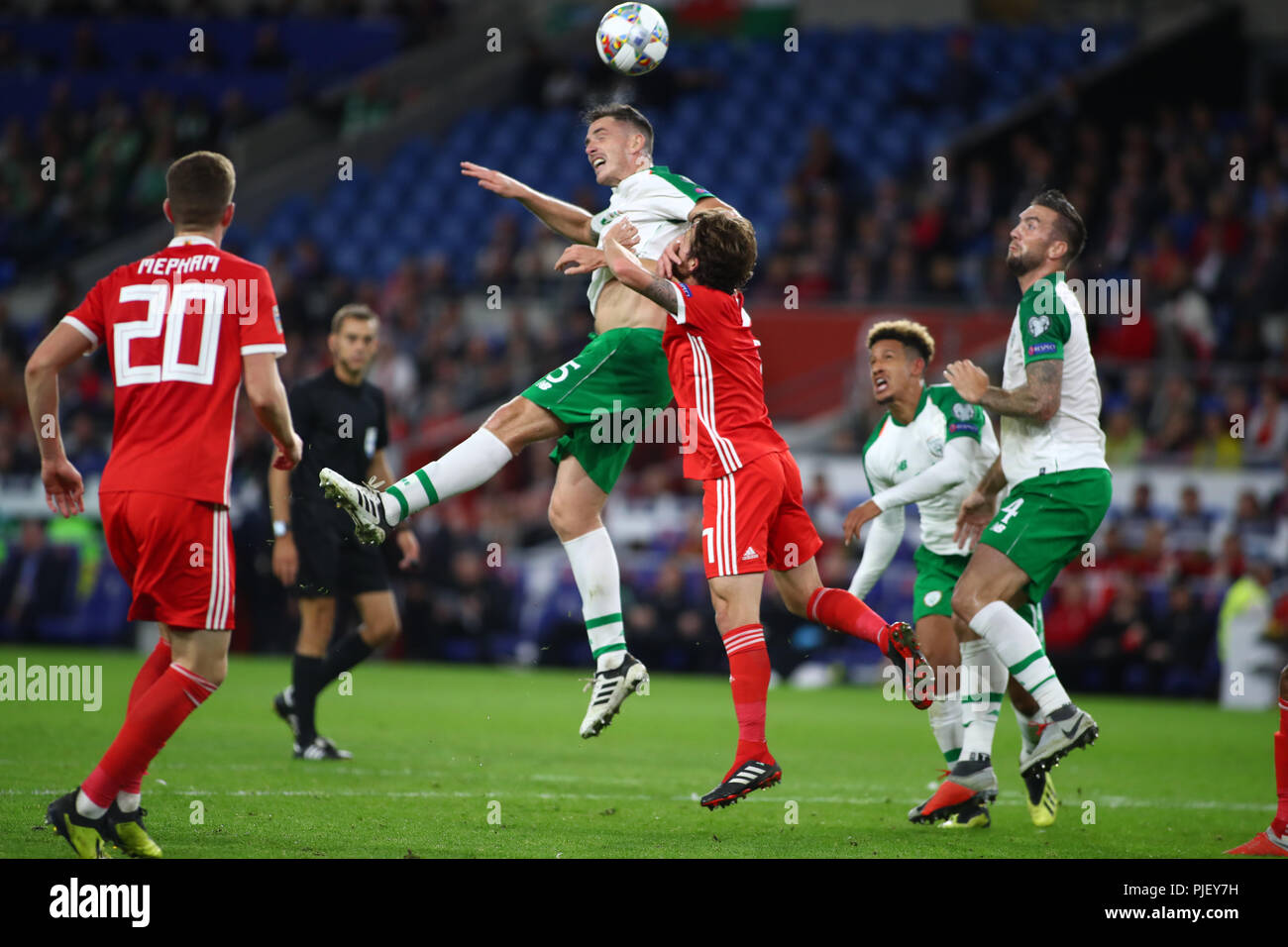 Cardiff City Stadium, Cardiff, UK. 6. Sep 2018. UEFA Nationen Liga Fußball, Wales gegen Republik Irland; Ciaran Clark von der Republik Irland wird über Joe Allen von Wales die Kugel Credit: Aktion plus Sport/Alamy Leben Nachrichten zu Kopf Stockfoto