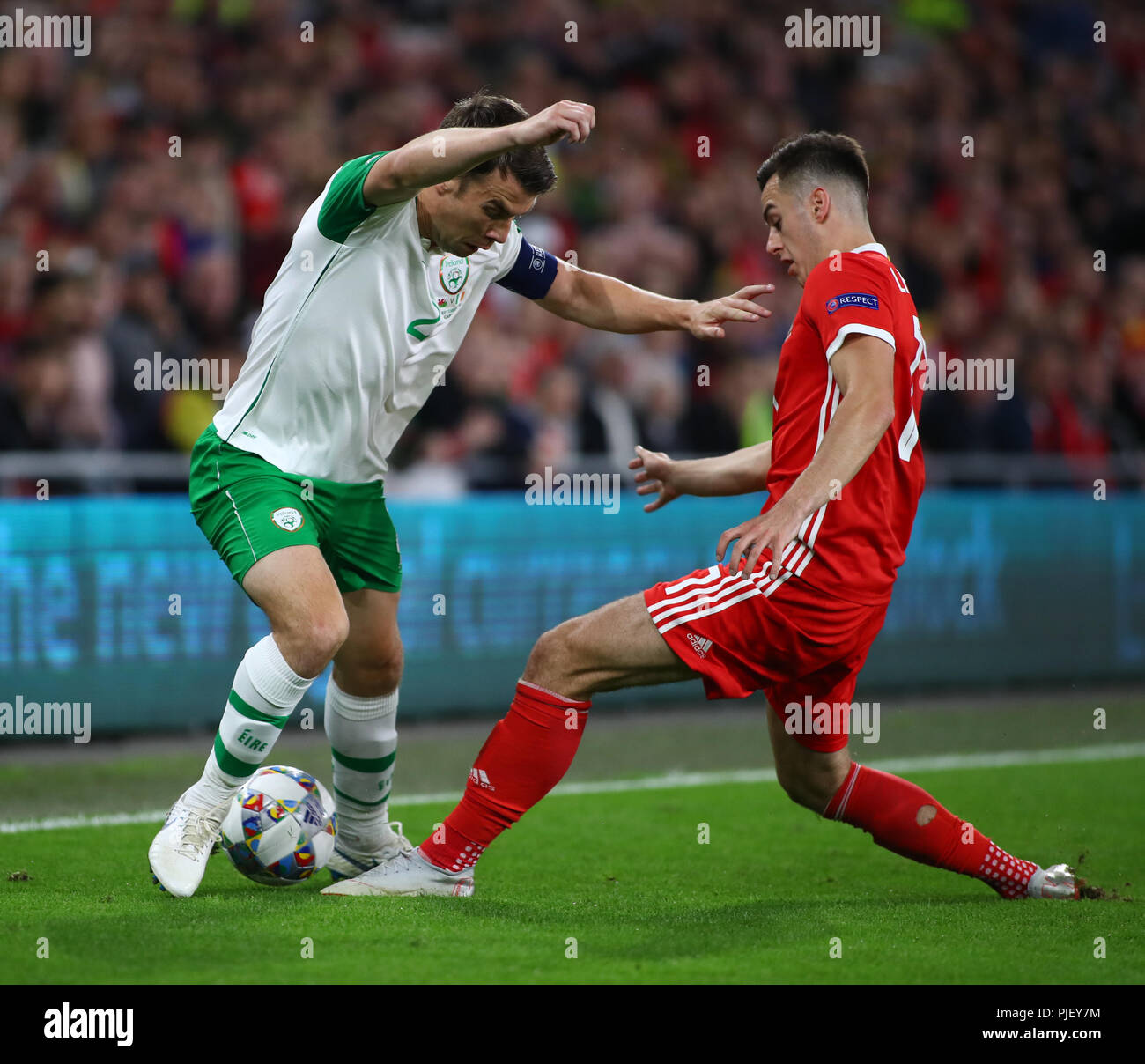 Cardiff City Stadium, Cardiff, UK. 6. Sep 2018. UEFA Nationen Liga Fußball, Wales gegen Republik Irland; Tom Lawrence von Wales packt Seamus Coleman von der Republik Irland Quelle: Aktion plus Sport/Alamy leben Nachrichten Stockfoto