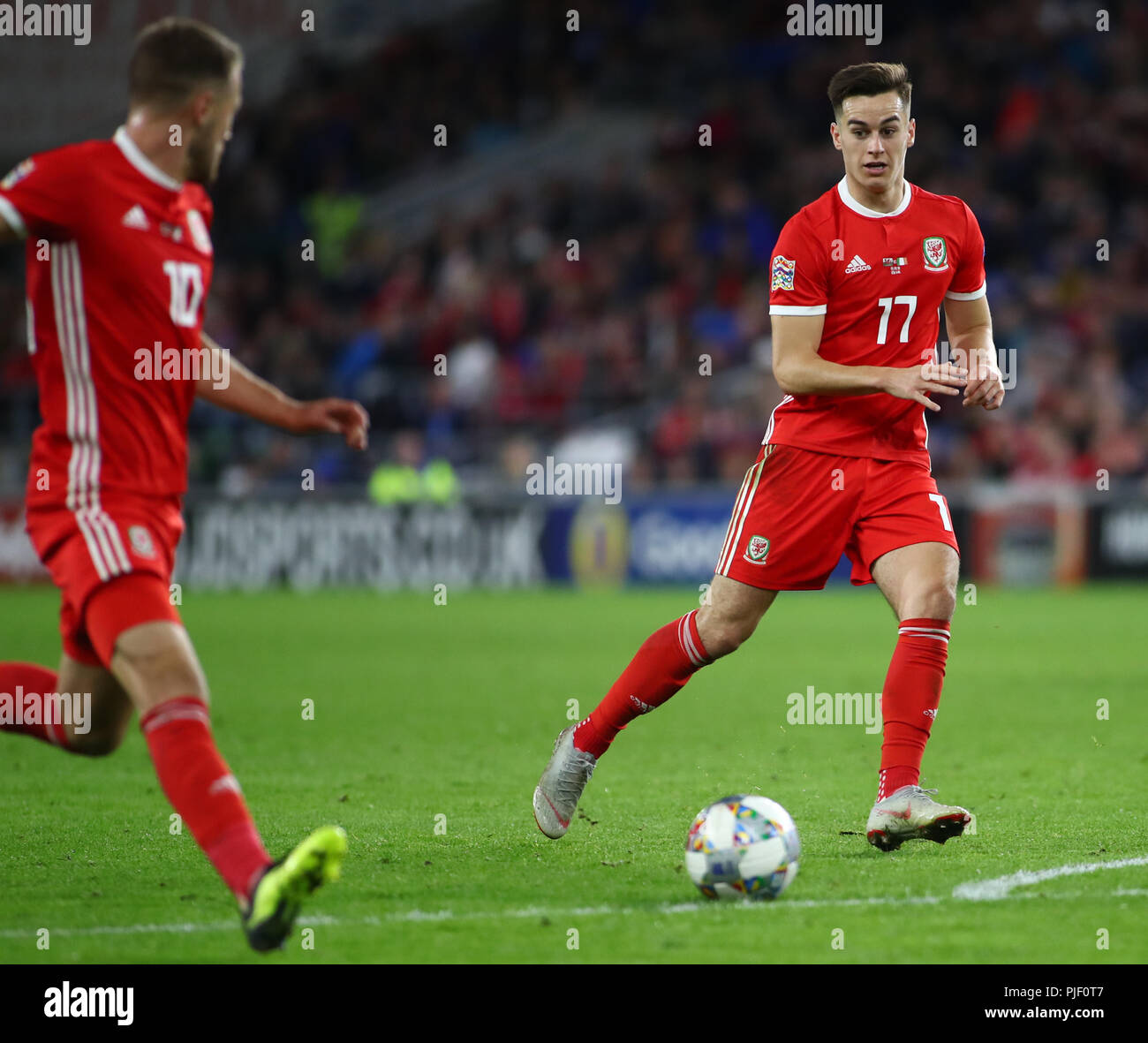 Cardiff City Stadium, Cardiff, UK. 6. Sep 2018. UEFA Nationen Liga Fußball, Wales gegen Republik Irland; Tom Lawrence von Wales spielt den Ball durch Mannschaftskamerad Aaron Ramsey Credit: Aktion plus Sport/Alamy leben Nachrichten Stockfoto