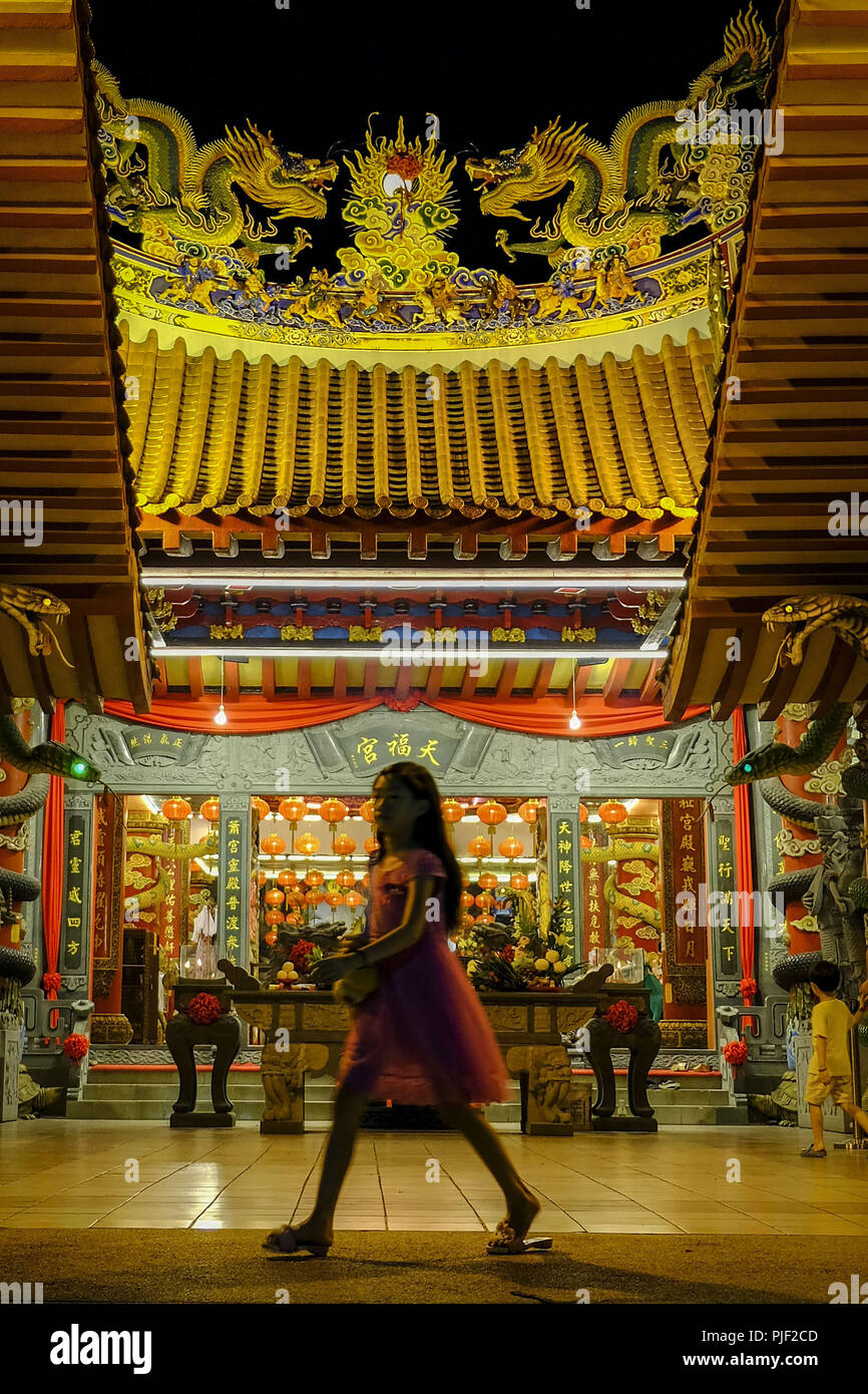 Kuala Lumpur, Klang, Malaysia. 26 Aug, 2018. Ein kleines Mädchen gesehen, die während des Hungry Ghost Festival an einem Tempel in Klang. Hungry Ghost Festival wurden in Malaysia feierte auf dem 7. Monat der chinesischen Kalender, der von der buddhistischen, taoistischen und auch seit der Chinesische alte Religion glauben, das Tor der Hölle für die hungrigen Geist Nahrung eine Unterhaltung auf der Welt zu suchen wird geöffnet. Nach ihrem Verständnis die hungrigen Geist kann von Vernachlässigung oder Fahnenflucht von Vorfahren entstehen und auch von den gewalttätigen und unglücklichen Tod. In der Regel der Devotee Familien werden gebeten ihr Angebot, Stockfoto