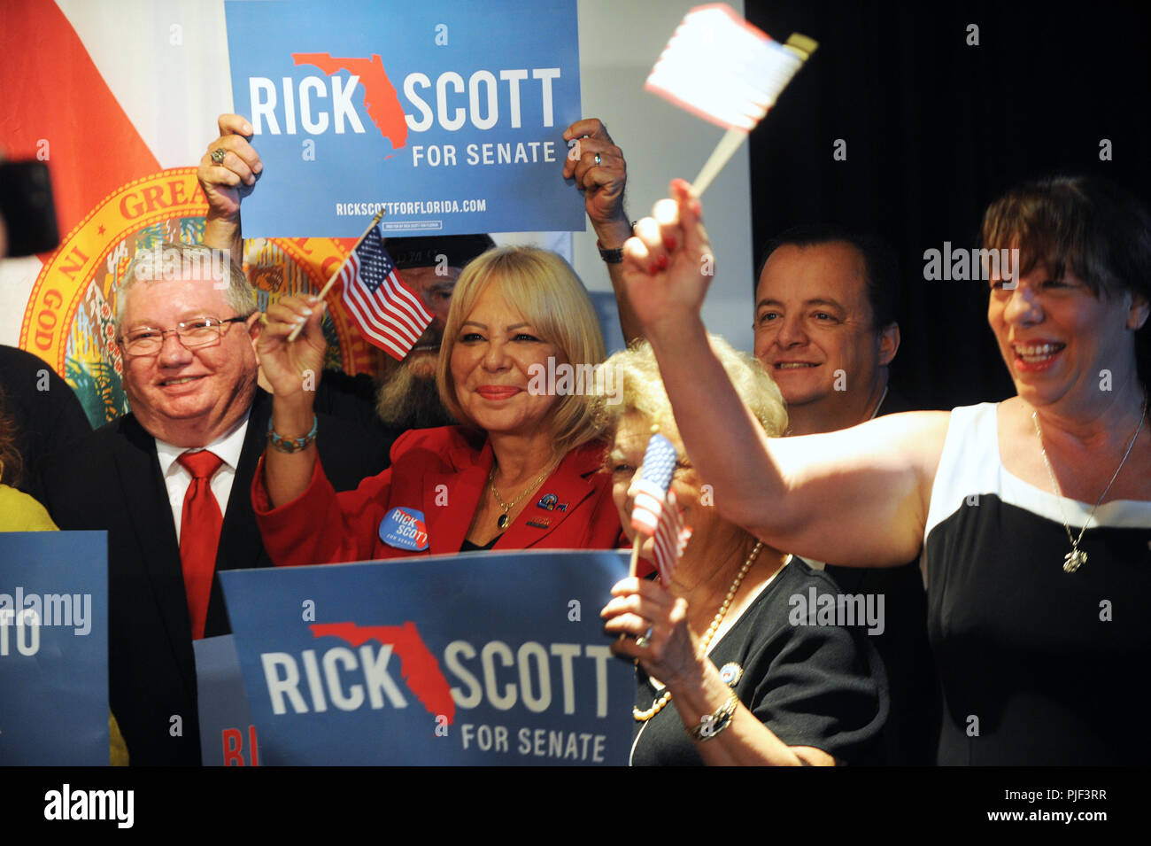 Orlando, Florida, USA. September 6, 2018 - Orlando, Florida, United States - Anhänger wave Fahnen auf eine republikanische Einheit Rallye am 6. September 2018 im Ace Cafe in Orlando, Florida. Redner waren Florida Gouverneur Rick Scott, der republikanische Kandidat für die US-Senat, gubernatorial nominee Ron DeSantis, und andere. (Paul Hennessy/Alamy) Credit: Paul Hennessy/Alamy leben Nachrichten Stockfoto