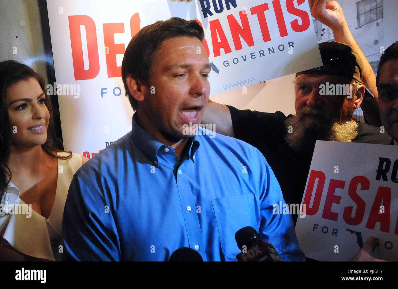 Orlando, Florida, USA. September 6, 2018 - Orlando, Florida, Usa - Florida Republikanische gubernatorial nominee Ron DeSantis spricht mit Reportern nach einem republikanischen Einheit Rallye am 6. September 2018 im Ace Cafe in Orlando, Florida. (Paul Hennessy/Alamy) Credit: Paul Hennessy/Alamy leben Nachrichten Stockfoto