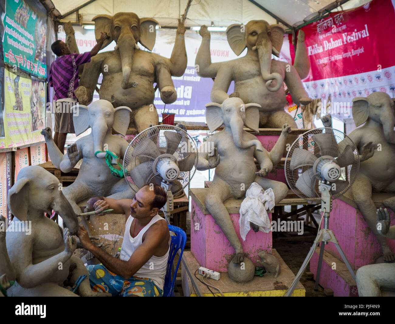 September 6, 2018 - Bangkok, Bangkok, Thailand - Indische Männer in der Ganesh Workshop im Wat Witsanu Hindu Tempel in Bangkok. Indische Handwerker sind die Statuen der hinduistischen Gottheit Ganesha für die Ganesh Chaturthi oder Ganesh Festival, hinduistischen Tempeln im September statt. Alle Handwerker, und der Ton verwenden Sie Mode die Statuen zu, kommen nach Thailand aus Indien jedes Jahr die Statuen zu machen. Obwohl die Thais sind überwiegend buddhistischen, der Herr Ganesh, der hinduistische Überwinder der Hindernisse, verehrt von vielen Thais und Ganesh Chaturthi ist in vielen Thailändischen Gemeinschaften gefeiert. (Bild: © Jack Stockfoto