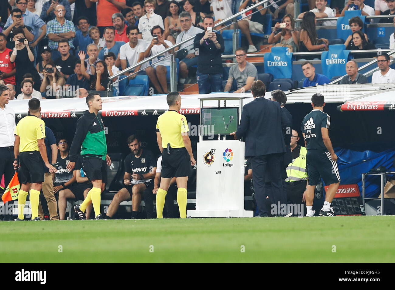 Madrid, Spanien. 1. Sep 2018. Allgemeine Ansicht Fußball: Schiedsrichter VAR Monitor auf Spanisch "La Liga Santander' Match zwischen Real Madrid CF 4-1 CD Leganes im Santiago Bernabeu in Madrid, Spanien zu bestätigen. Credit: mutsu Kawamori/LBA/Alamy leben Nachrichten Stockfoto