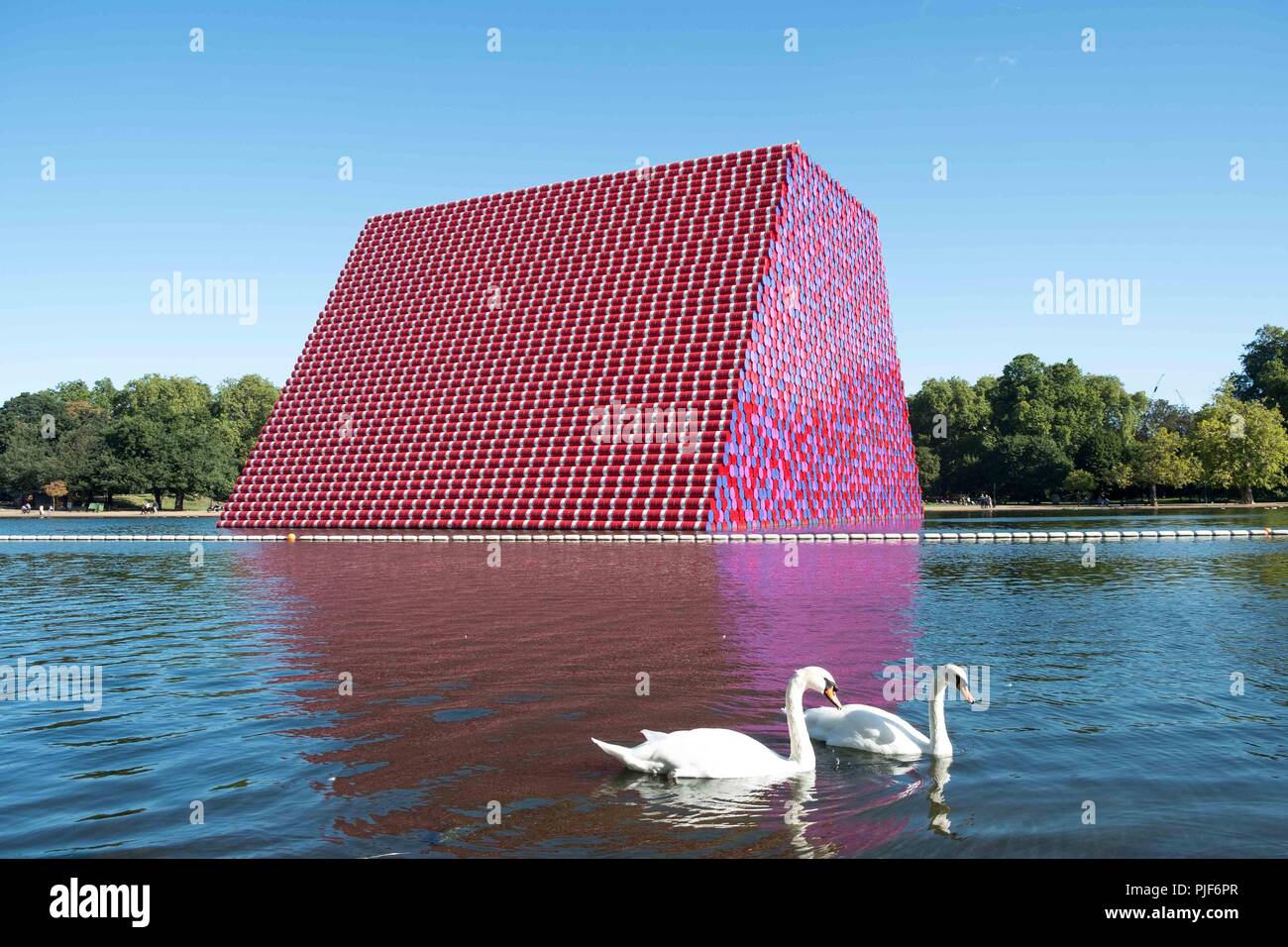 London, 7. September 2018: UK Wetter: Ein paar Schwäne Pass der London Mastaba, Serpentine Lake im Hyde Park an einem sonnigen und warmen Tag. . Credit: Claire Doherty/Alamy leben Nachrichten Stockfoto