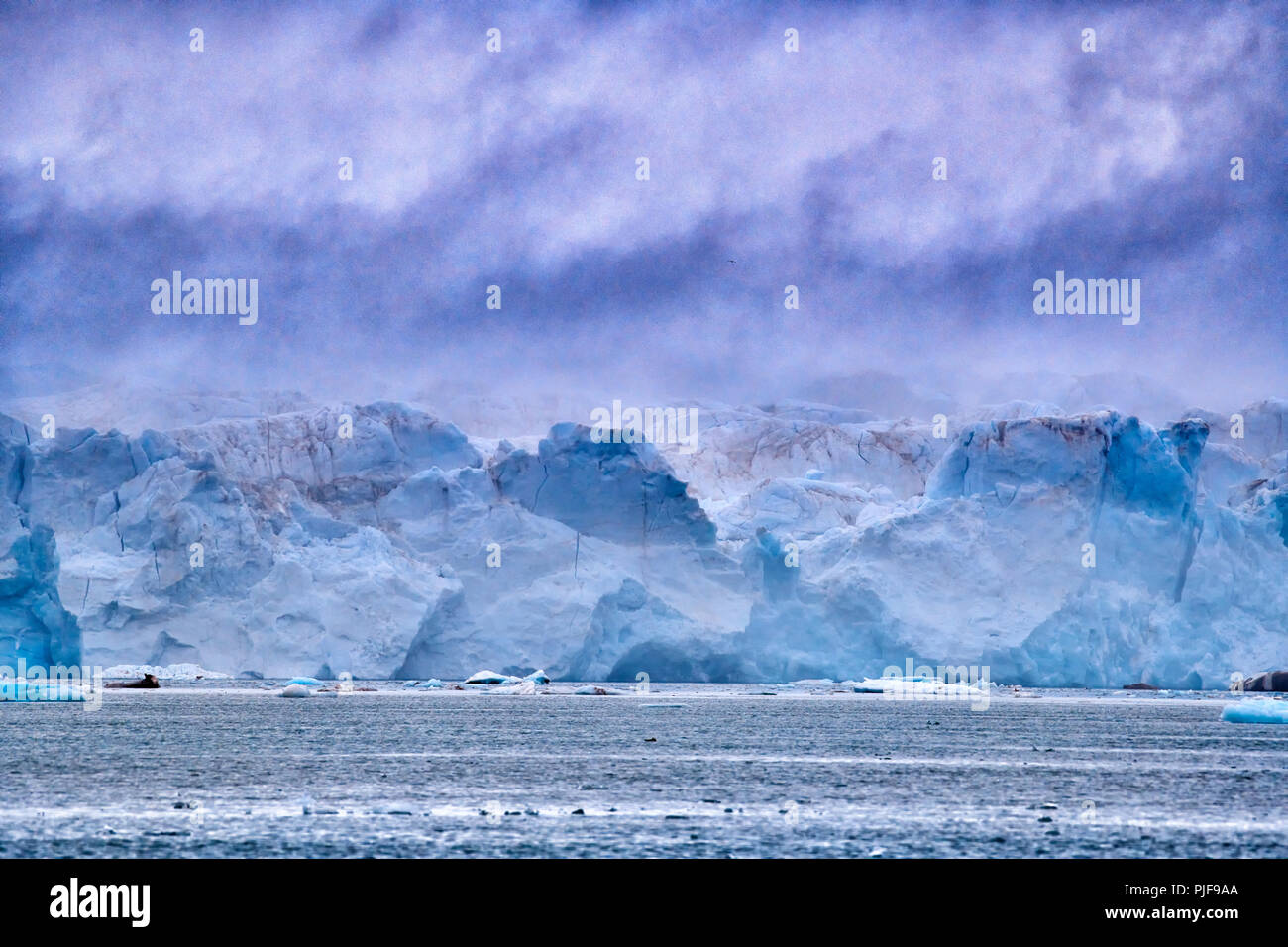 National Geographic, Straße tripblue Eis der Gletscher Kronebreen oder Krone, Kongsfjord, Ny-Ålesund, Spitzbergen oder Spitzbergen, Europa Stockfoto