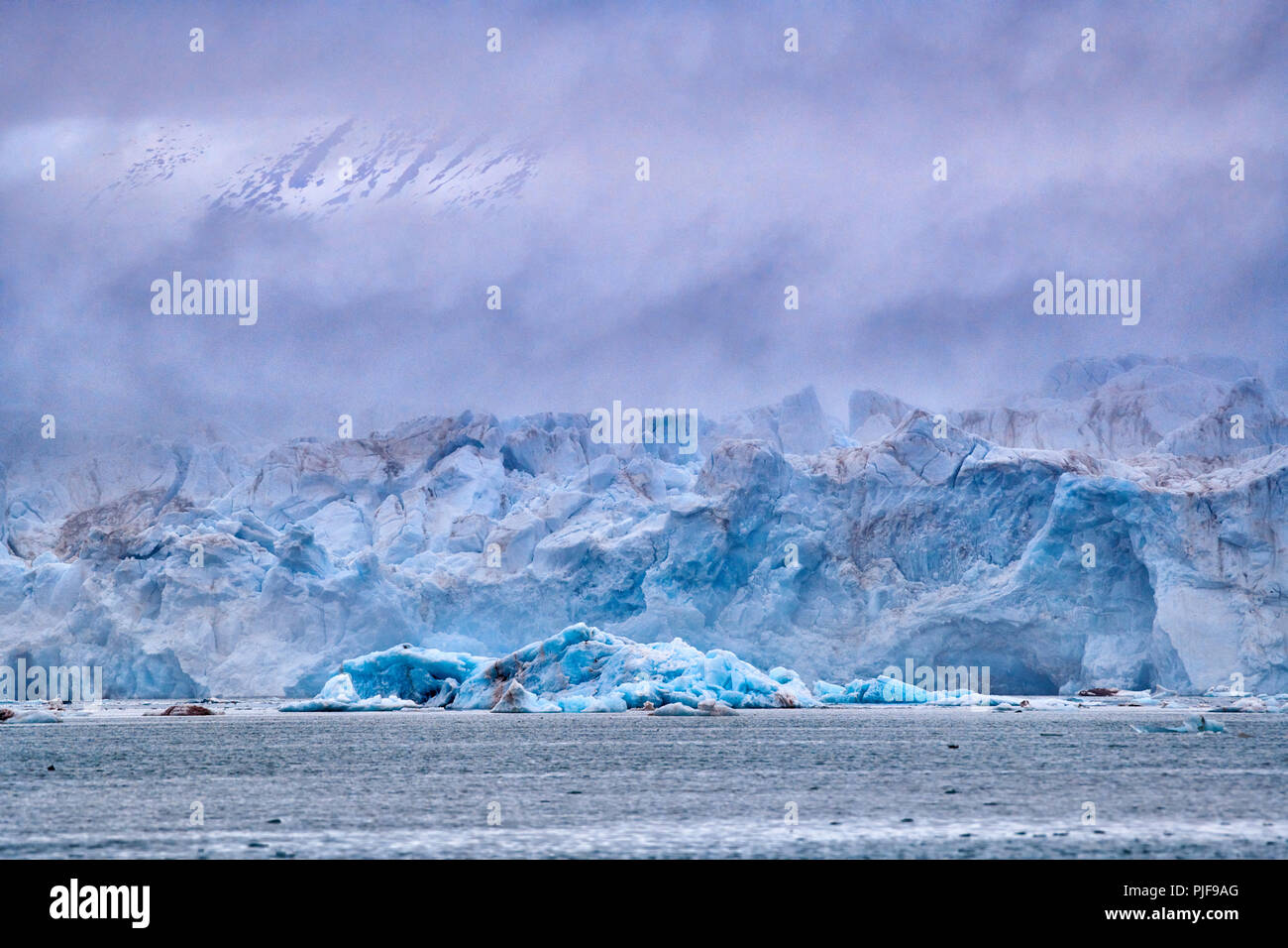 National Geographic, Straße tripblue Eis der Gletscher Kronebreen oder Krone, Kongsfjord, Ny-Ålesund, Spitzbergen oder Spitzbergen, Europa Stockfoto