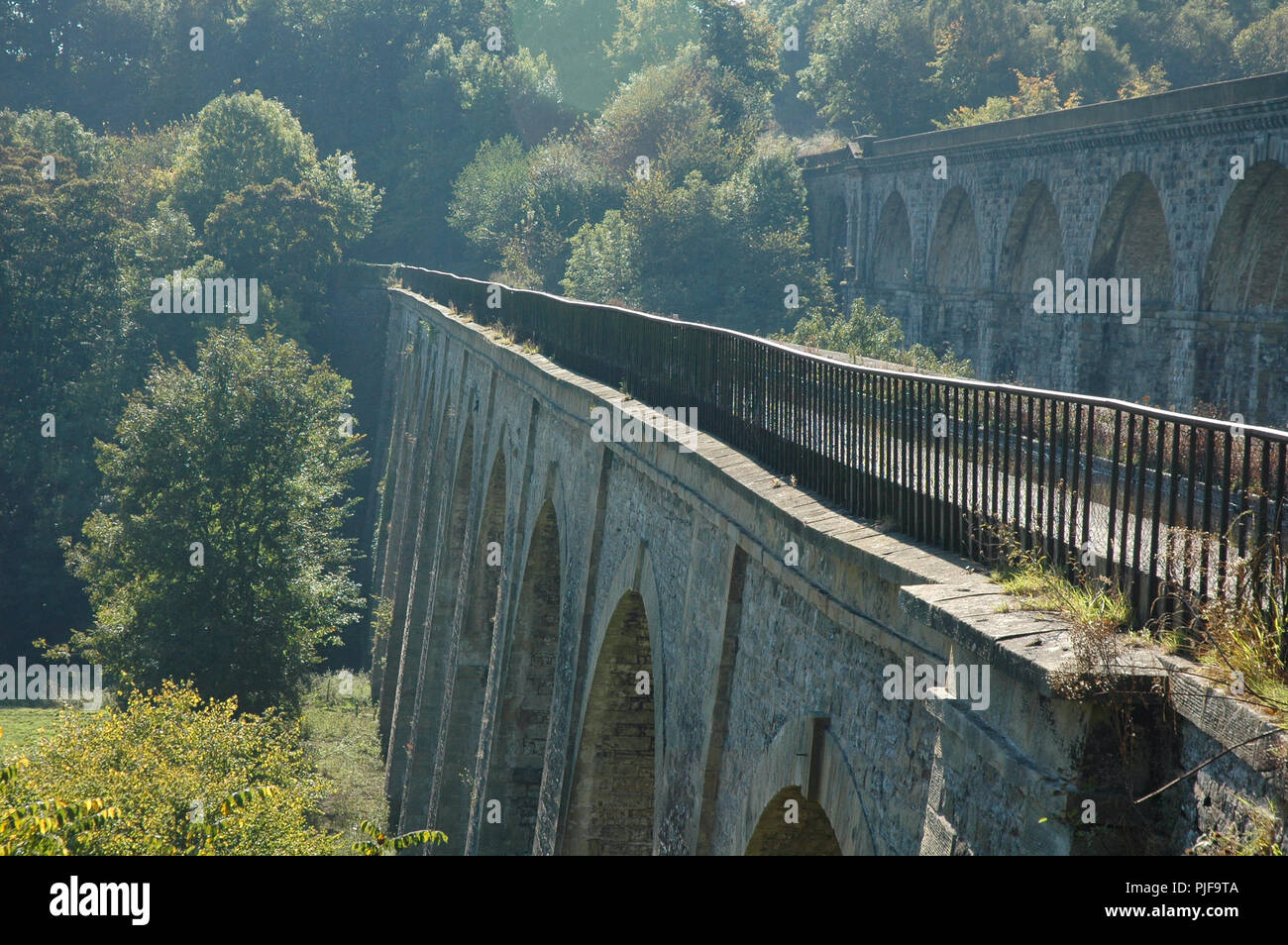 Chirk aqueduct (Llangollen Canal) und Viadukt (Bahn) zusammen. Teil des Llangollen Canal World Heritage Site. Stockfoto
