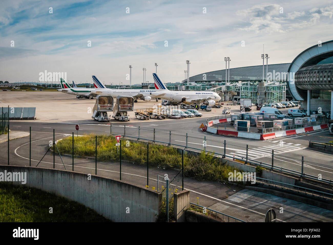 Charles de Gaules Flughafen Roissy, Paris, Frankreich, Flugzeuge auf Asphalt Stockfoto