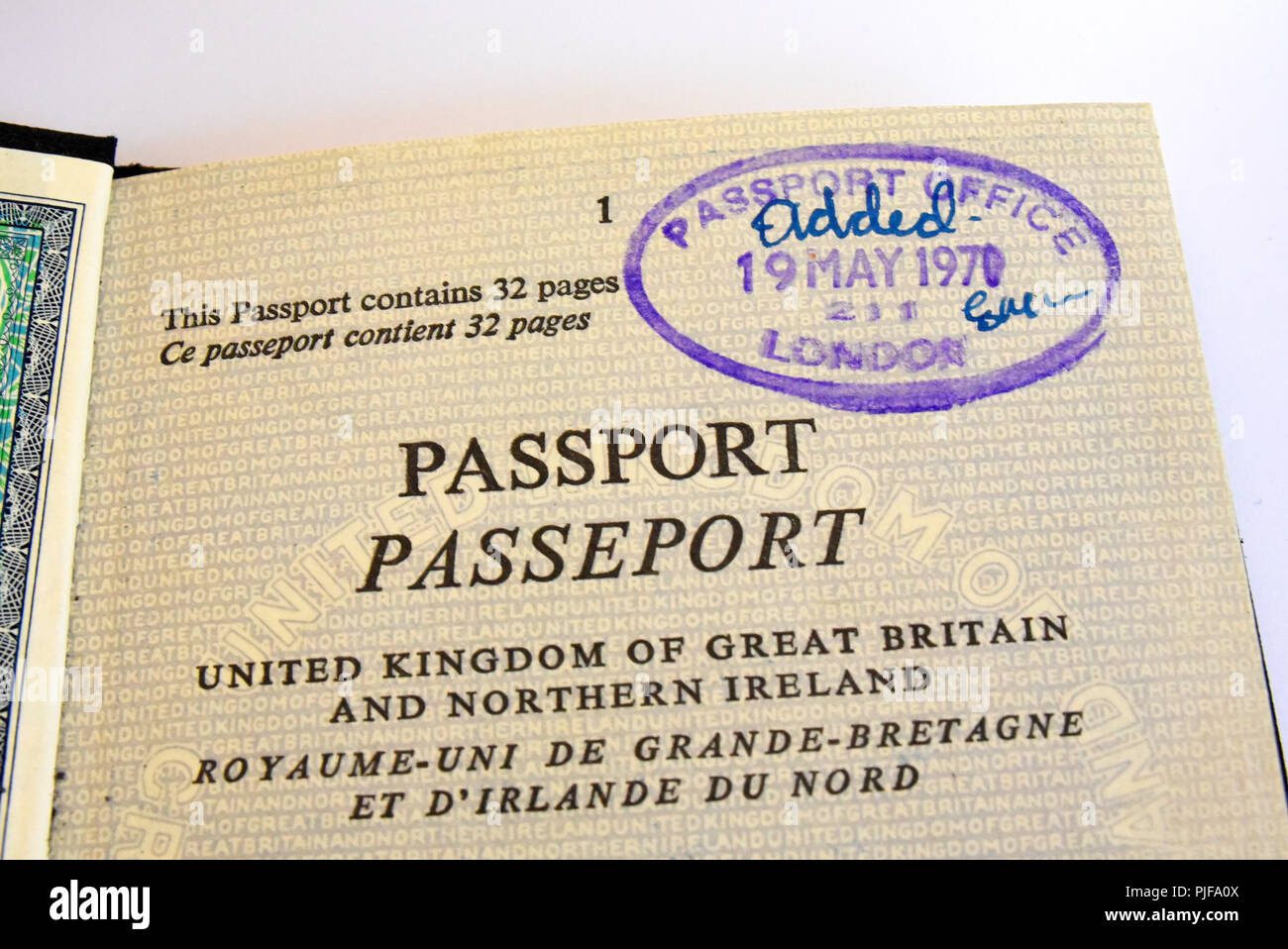 Alte britische Vereinigtes Königreich Großbritannien Reisepass. Original Vereinigtes Königreich von Großbritannien und Nordirland Reisepass von London Pass stattgefunden hat. Stockfoto