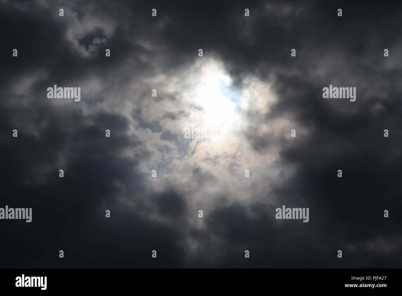 Unheimliche Himmel mit einem Licht in der Mitte Stockfoto