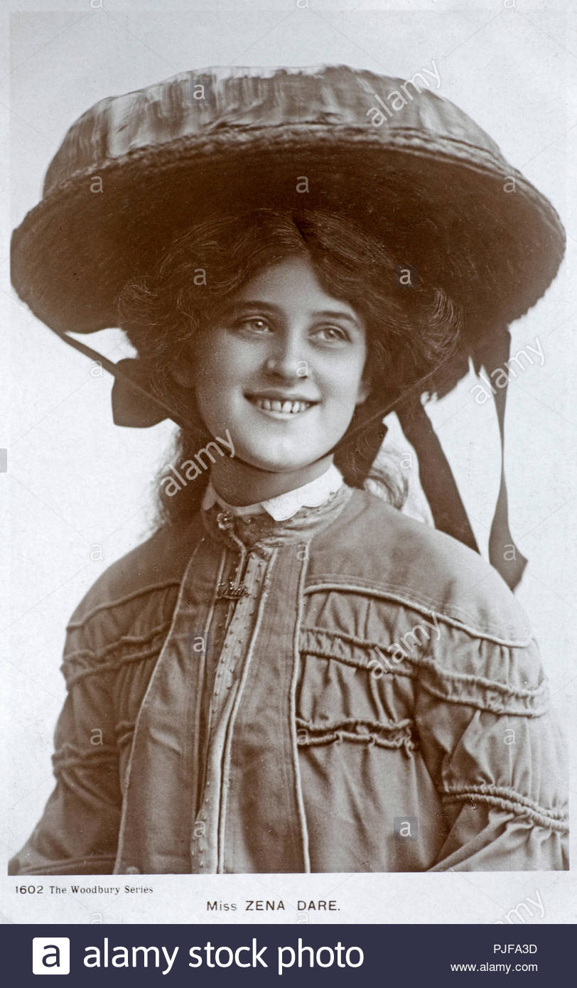Zena Wagen, Porträt, 1887 - 1975 eine englische Sängerin und Schauspielerin, die berühmt für ihre Auftritte im Edwardianischen musikalische Komödie und andere musikalische Theater und comedic spielt in der ersten Hälfte des 20. Jahrhunderts war, Vintage real Foto Postkarte von 1905 Stockfoto